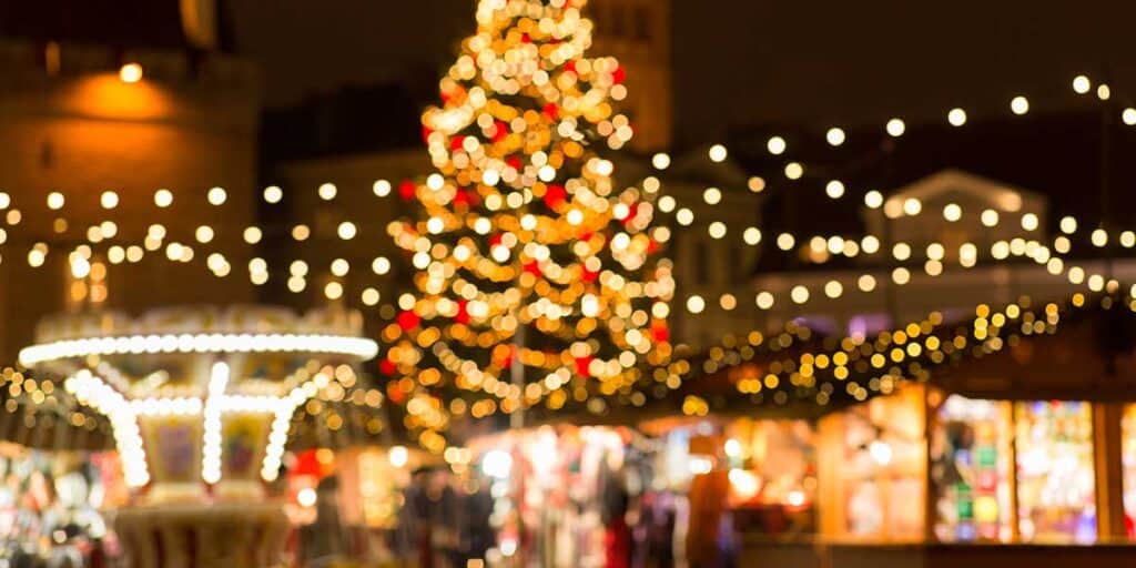 Strandbild mit festlicher Weihnachtsdekoration und Lichtern, attraktiv wirkende Escort Damen präsentieren die Schönheit in einem festlichen Ambiente im Rahmen eines exklusiven Escort Service.