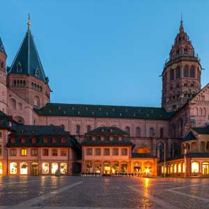 Stuttgart Schlossplatz at night, impressive historical buildings and romantic atmosphere, ideal for escort service meetings in a stylish setting.