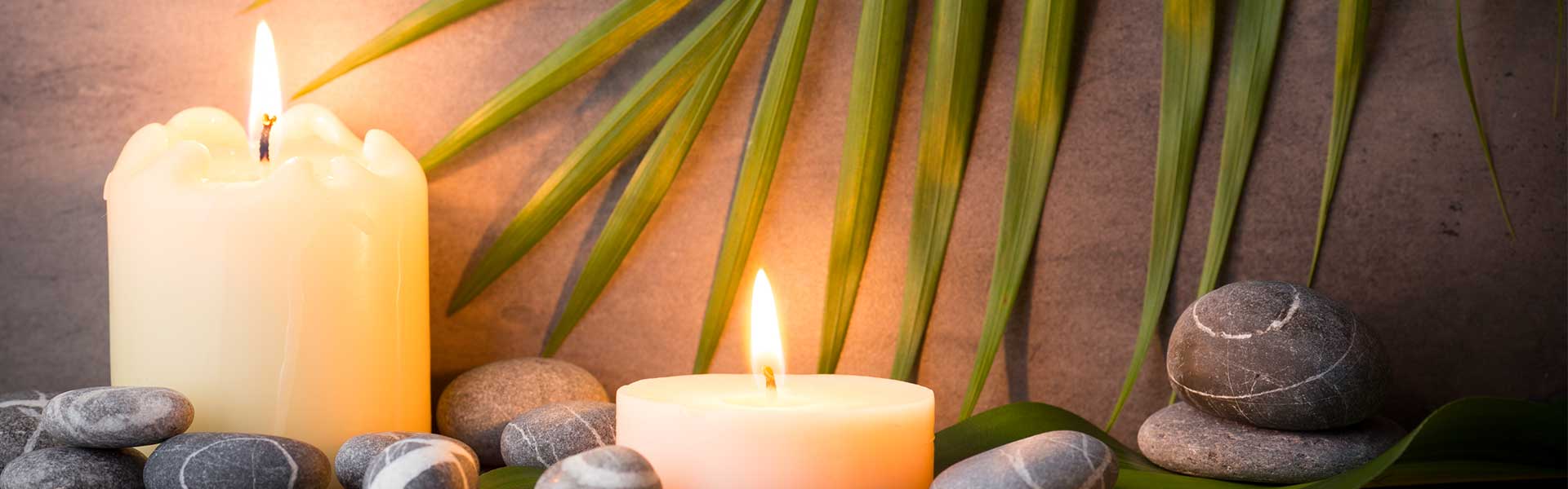 Attractive escort lady in a relaxed atmosphere with candles and natural stones. Perfect for discreet companionship and unforgettable moments.